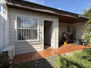 Casa Tipo PH de 3 ambientes con garage en Villa Sarmiento