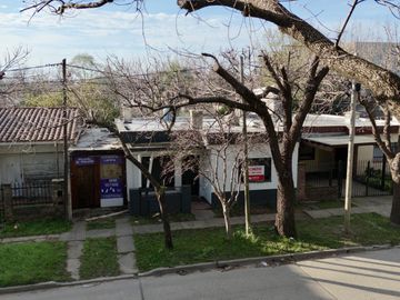 VENTA-Casa 2 dormitorios, sobre H. Yrigoyen, frente a la Plaza-Ideal emprendimiento comercial,Funes