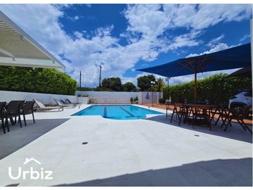 Venta de Casa de 220m² + Piscina en lote de 685m² en Verdesol, Melgar