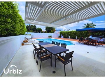 Venta de Casa de 220m² + Piscina en lote de 685m² en Verdesol, Melgar
