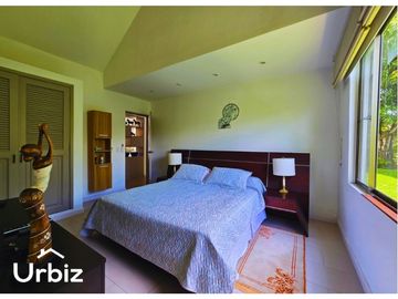 Venta de Casa de 220m² + Piscina en lote de 685m² en Verdesol, Melgar
