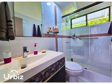 Venta de Casa de 220m² + Piscina en lote de 685m² en Verdesol, Melgar