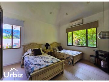Venta de Casa de 220m² + Piscina en lote de 685m² en Verdesol, Melgar