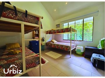 Venta de Casa de 220m² + Piscina en lote de 685m² en Verdesol, Melgar