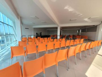 ALQUILA TU PROXIMA OFICINA ADMINISTRATIVA ( Semiamoblada) EN SANTA ANITA
