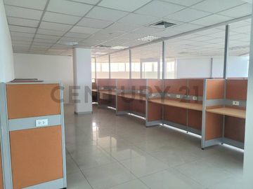 ALQUILA TU PROXIMA OFICINA ADMINISTRATIVA ( Semiamoblada) EN SANTA ANITA