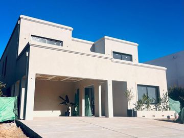 Casa al agua en Venta en Carpinchos, Nordelta