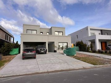 Casa al agua en Venta en Carpinchos, Nordelta