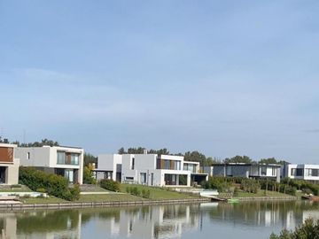 Casa al agua en Venta en Carpinchos, Nordelta