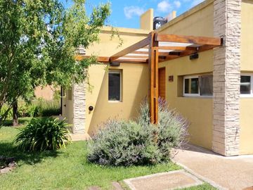 VENTA | MODERNA CASA 3 AMBIENTES | CAMET NORTE
