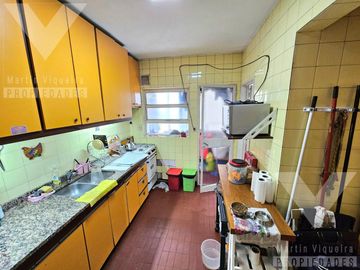 San Telmo. 4 ambientes con dependencia y doble ingreso.