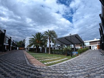 Venta LOFT 2 dormitorios, 2 parqueaderos **Tumbaco, YC