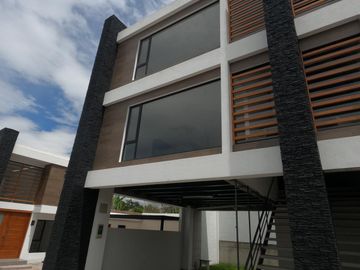 Venta LOFT 2 dormitorios, 2 parqueaderos **Tumbaco, YC