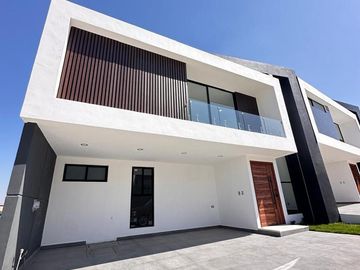Casa en  venta en Lomas de Angelopolis  con 4 recamaras en Parque Nayarit