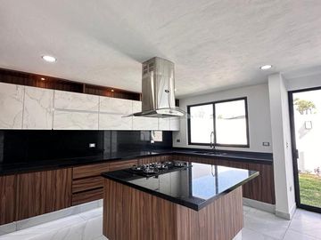 Casa en  venta en Lomas de Angelopolis  con 4 recamaras en Parque Nayarit