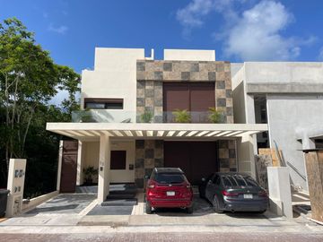 Casa en  venta en res. Via Cumbres Cancún, Coldwell Banker