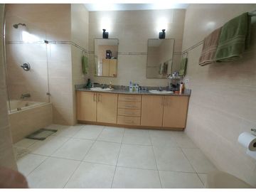 BRISAS DEL GOLF / VILLA ALTA / 4 HABITAC. / 422m2 / AMPLIO JARDN / YG