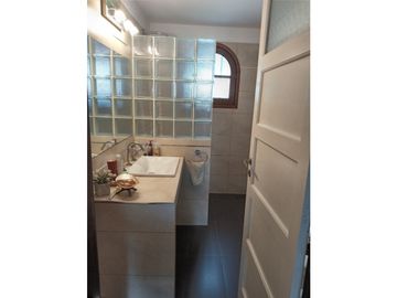 VENTA CHALET EN IMPORTANTE ESQUINA LAPRIDA Y 14 DE JULIO