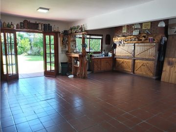VENTA CHALET EN IMPORTANTE ESQUINA LAPRIDA Y 14 DE JULIO