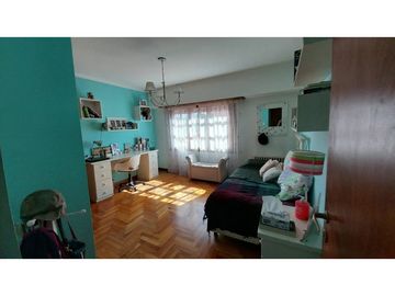 VENTA CHALET EN IMPORTANTE ESQUINA LAPRIDA Y 14 DE JULIO