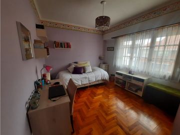 VENTA CHALET EN IMPORTANTE ESQUINA LAPRIDA Y 14 DE JULIO