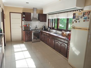 VENTA CHALET EN IMPORTANTE ESQUINA LAPRIDA Y 14 DE JULIO