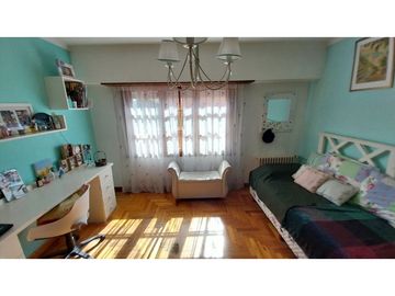 VENTA CHALET EN IMPORTANTE ESQUINA LAPRIDA Y 14 DE JULIO