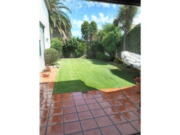 VENTA CHALET EN IMPORTANTE ESQUINA LAPRIDA Y 14 DE JULIO