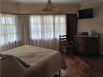 VENTA CHALET EN IMPORTANTE ESQUINA LAPRIDA Y 14 DE JULIO