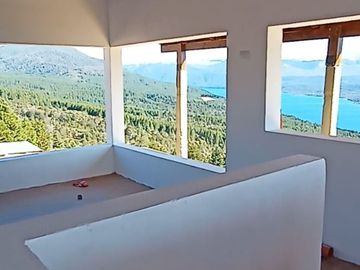 Casa con imponentes vistas a Lago Lolog