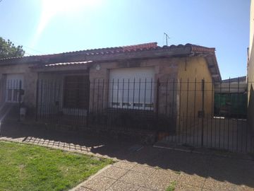VENTA CASA EN TEMPERLEY LOTE PROPIO