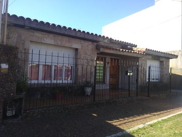 VENTA CASA EN TEMPERLEY LOTE PROPIO