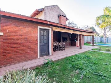 VENTA CASA FUNES ZONA CERCANA CENTRO PILETA 4 DORM