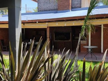 VENTA CASA FUNES ZONA CERCANA CENTRO PILETA 4 DORM