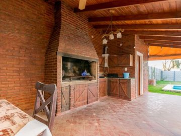 VENTA CASA FUNES ZONA CERCANA CENTRO PILETA 4 DORM