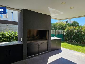 Casa 4 ambientes Venta Los Troncos