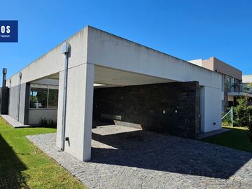 Casa 4 ambientes Venta Los Troncos