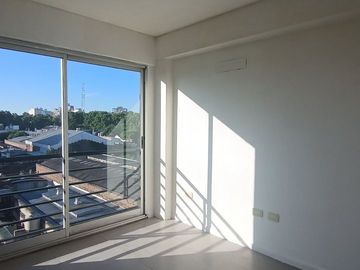 VENTA DUPLEX 2 AMB C/Balcón con parrilla -Paternal