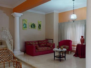 SE VENDE EXCELENTE CASA AVDA. 60 N° 1366 E/22 Y 23