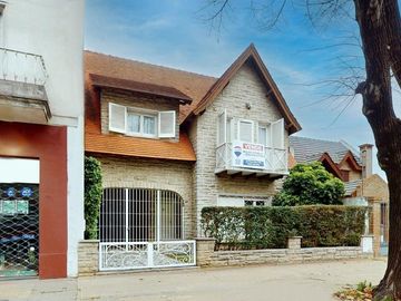 SE VENDE EXCELENTE CASA AVDA. 60 N° 1366 E/22 Y 23