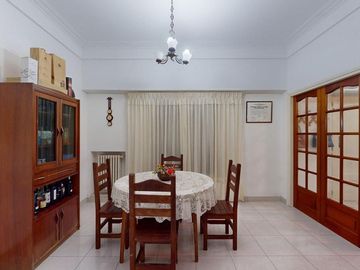 SE VENDE EXCELENTE CASA AVDA. 60 N° 1366 E/22 Y 23