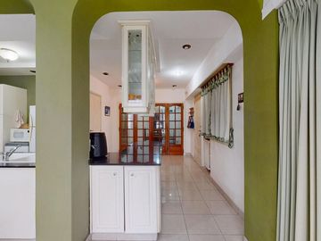 SE VENDE EXCELENTE CASA AVDA. 60 N° 1366 E/22 Y 23