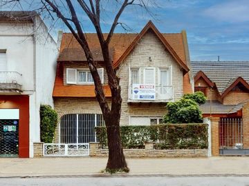 SE VENDE EXCELENTE CASA AVDA. 60 N° 1366 E/22 Y 23