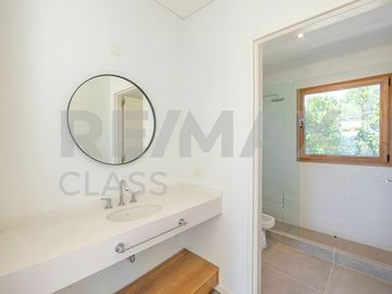 VENTA - CASA A ESTRENAR FRENTE A LA CANCHA DE POLO