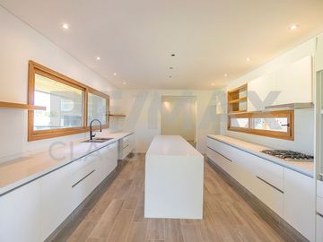 VENTA - CASA A ESTRENAR FRENTE A LA CANCHA DE POLO