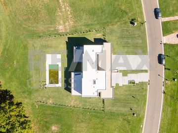 VENTA - CASA A ESTRENAR FRENTE A LA CANCHA DE POLO