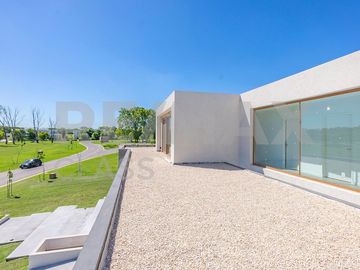 VENTA - CASA A ESTRENAR FRENTE A LA CANCHA DE POLO