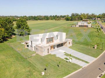 VENTA - CASA A ESTRENAR FRENTE A LA CANCHA DE POLO