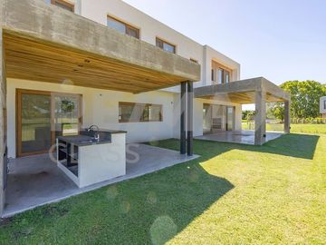 VENTA - CASA A ESTRENAR FRENTE A LA CANCHA DE POLO