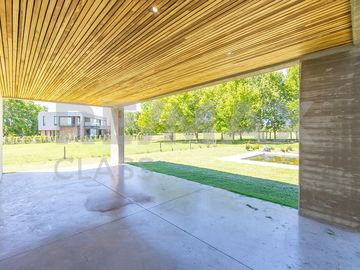 VENTA - CASA A ESTRENAR FRENTE A LA CANCHA DE POLO